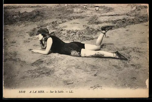 AK Junge Frau im Badeanzug am Strand