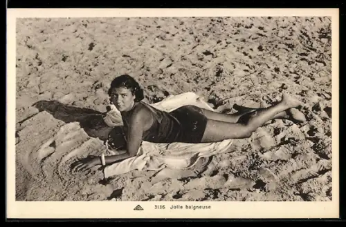 AK Junge Frau im Badeanzug am Strand