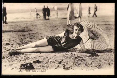 AK Junge Frau im Badeanzug am Strand