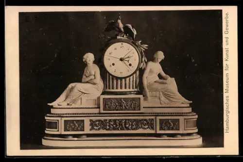 AK Hamburg, Hübsche Uhr mit zwei Damen im Museum für Kunst und Gewerbe