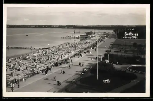 AK Travemünde, Ostseebad, Blick vom Strand-Hotel auf den südlichen Badestrand