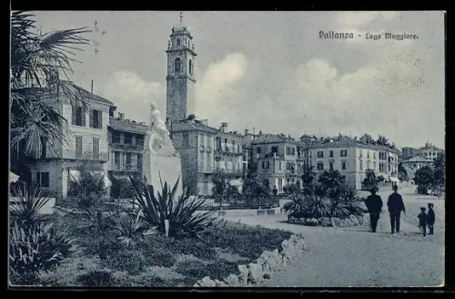 AK Pallanza /Lago Maggiore, Vista della piazza con torre e monumento