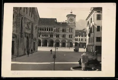 Foto-AK Belluno, Piazza con Palazzo dei Rettori