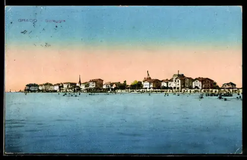 AK Grado, Spiaggia con edifici al tramonto