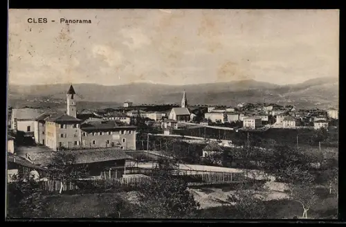 AK Cles, Panorama della città con vista dei campanili e colline sullo sfondo