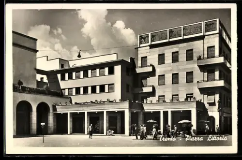 AK Trento, Piazza Littorio con edifici moderni e passanti