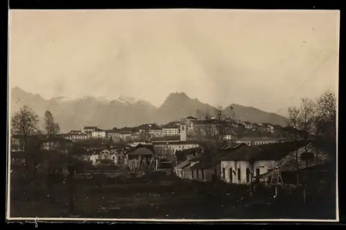 AK Feltre, Vista panoramica con montagne sullo sfondo