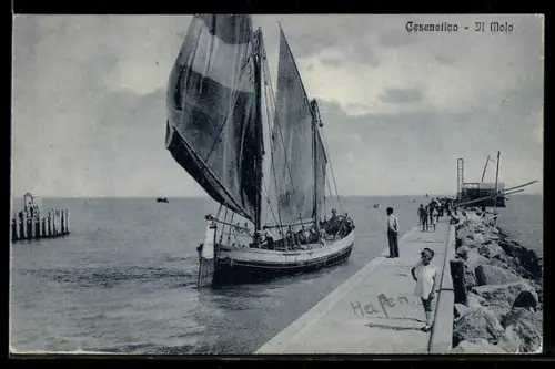 AK Cesenatico, Il Molo con barca a vela e persone sul molo