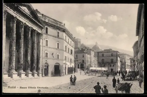 AK Assisi, Piazza Vittorio Emanuele con colonne e persone nella piazza