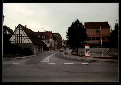AK Kornwestheim, Strassenzug mit Fachwerkhaus und Litfasssäule