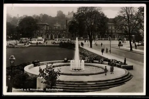 AK Neustadt a. d. Weinstrasse, Bahnhofsplatz mit Springbrunnen