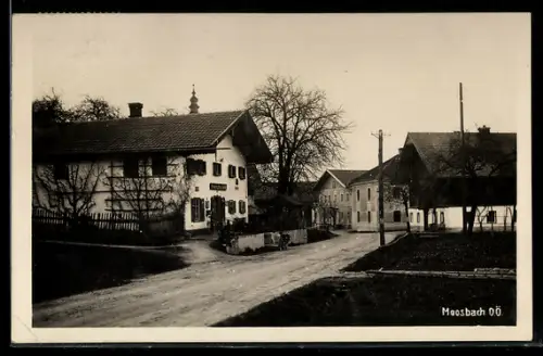 AK Moosbach /O.-Ö., Strassenpartie mit Gasthof