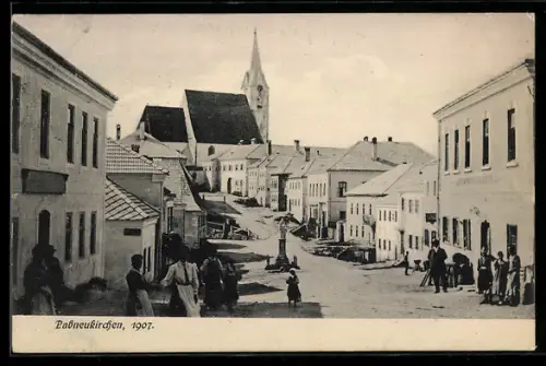 AK Pabneukirchen, Belebte Strassenpartie mit Blick zur Kirche