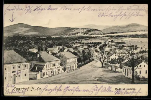 AK Ennsdorf, Ortsansicht mit Strasse und Bergpanorama aus der Vogelschau