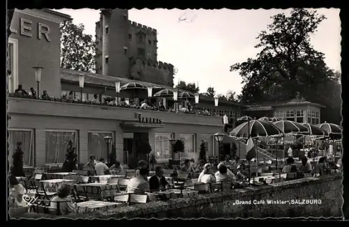 AK Salzburg, Grand Café Winkler, Terrasse mit Gästen und Sonnenschirmen