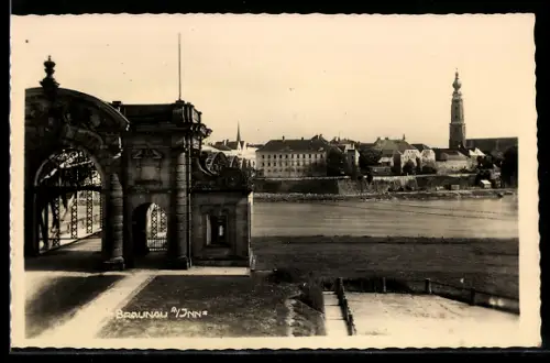 AK Braunau a. Inn, Uferpartie mit Stadtpanorama und Kirchturm
