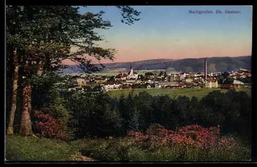 AK Mattighofen /Ob. Oesterr., Panorama mit Kirche und Fabrik