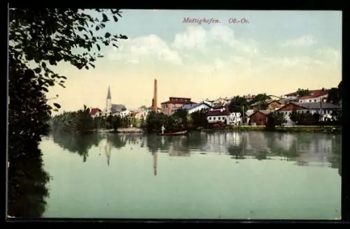AK Mattighofen /Ob. Öst., Panorama mit Fluss, Kirche und Fabrikschornstein