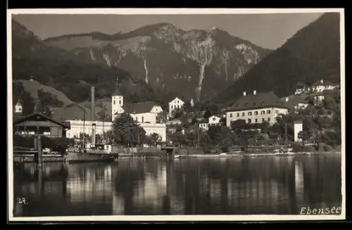 AK Ebensee, Hafen mit Schiff, Seeufer und Bergpanorama