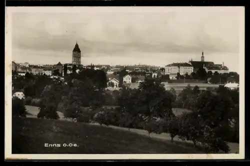 AK Enns /O. Ö., Panorama mit Stadtturm und Kirche