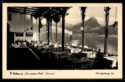 AK St. Wolfgang, Restaurant Im weissen Rössl, Terrasse mit Wolfgangsee und Bergblick