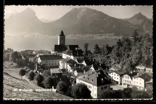 AK St. Wolfgang /Salzkammergut, Ortsansicht mit Kirche, See und Gebirgspanorama