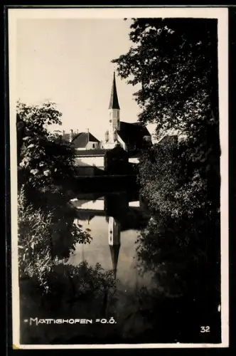 AK Mattighofen /O.Ö., Blick auf die Kirche am Seeufer