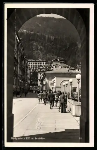 AK Badgastein, Belebte Strasse mit Geschäften und Spaziergängern