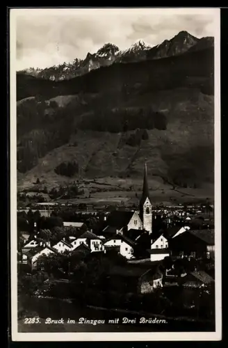 AK Bruck im Pinzgau, Ortsansicht mit Kirche Drei Brüdern und Bergpanorama