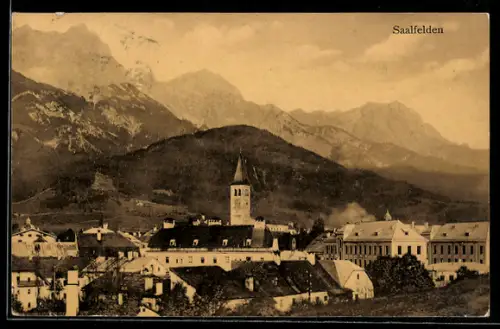 AK Saalfelden, Ortsansicht mit Kirche und Bergpanorama