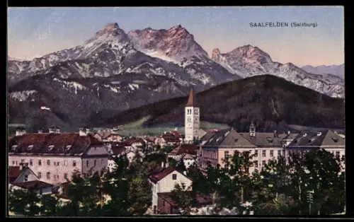 AK Saalfelden /Salzburg, Ortsansicht mit Kirche gegen die Berge