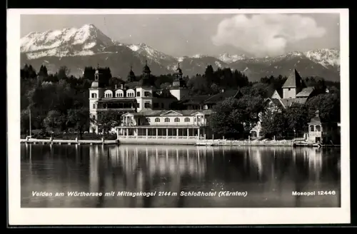 AK Velden am Wörthersee, Teilansicht des Ortes und Schlosshotel mit Ausblick auf den Mittagskogel