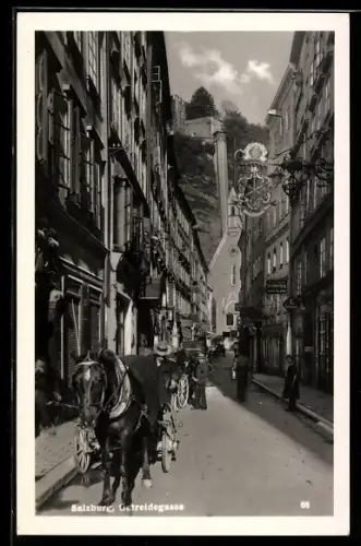 AK Salzburg, Getreidegasse mit Blick auf St. Peter