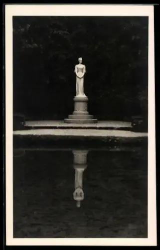 AK Salzburg, Kaiserin Elisabethdenkmal in Hellbrunn, Kaiserin Elisabeth (Sissi) von Österreich