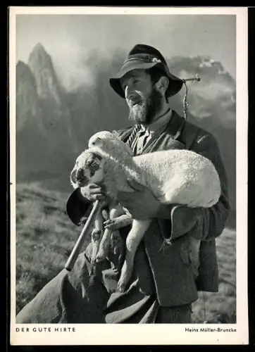 AK Fotoapparat, der gute Hirte, Senner mit Lamm auf dem Arm