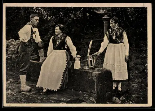 AK Frauen und Mann in bayerischer Tracht am Brunnen