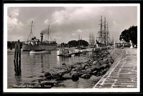 AK Travemünde / Ostsee, Ostpreussendampfer Kaiser und Schulschiffe im Hafen