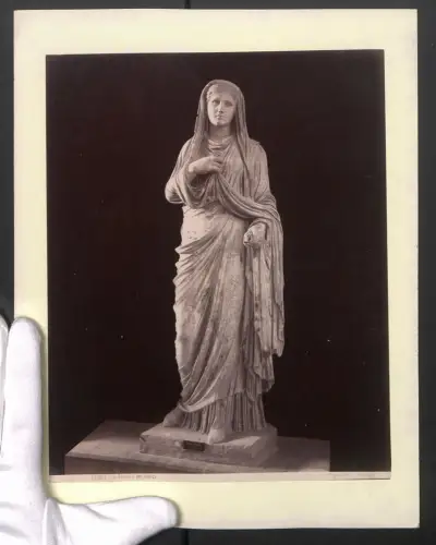 Fotografie G. Sommer, Naploi, Ansicht Napoli, Statue der Eumachia im Museo Napoli, Grossformat 24 x 31cm