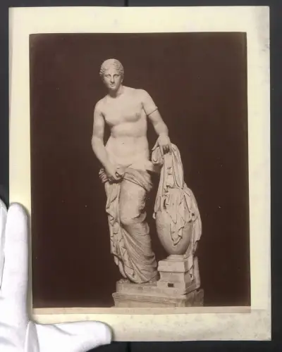 Fotografie unbekannter Fotograf, Ansicht Rom, Statue Venere di Prassitele, Grossformat 24 x 31cm