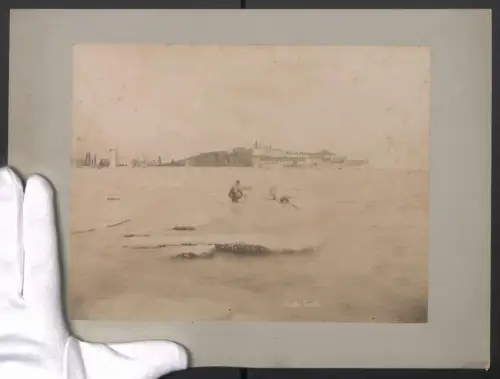 Fotografie unbekannter Fotograf, Ansicht Isola Lecchi, Blick nach der Insel, Grossformat 32 x 24cm