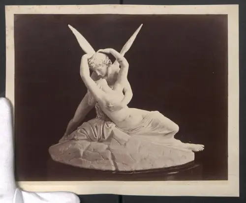 Fotografie unbekannter Fotograf, Ansicht Tremezzo, Statue Amore e Psicue in der Villa Carlotta, Grossformat 29 x 24cm