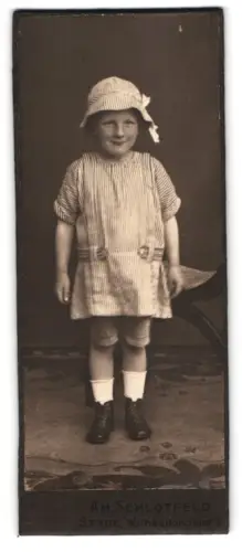 Fotografie A. M. Schlotfeld, Stade, Wilhadikirchhof 3, Porträt eines kleinen Kindes