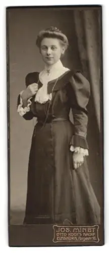 Fotografie Jos. Minet, Elmshorn, Panjestr. 10, Porträt einer Dame in eleganter Kleidung