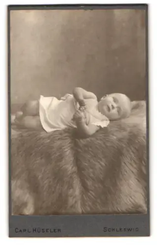 Fotografie Carl Hüseler, Schleswig, Stadtweg 34, Porträt eines Kleinkindes