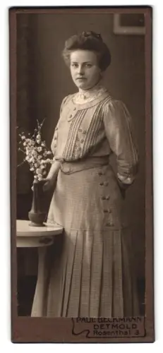 Fotografie Paul Beckmann, Detmold, Rosenthal 3, Junge Frau in eleganter Robe