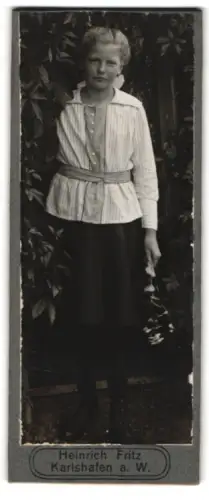 Fotografie Heinrich Fritz, Karlshafen a. W., Junge in gestreifter Bluse mit Blumen