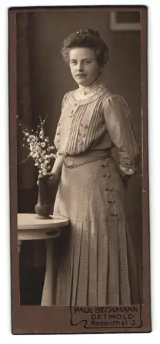Fotografie Paul Beckmann, Detmold, Rosenthal 3, Dame in eleganter Pose mit Blumenvase