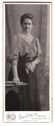 Fotografie Georg Gotthardt, Höxter, Wallpromenade 26, Dame mit floralem Accessoire