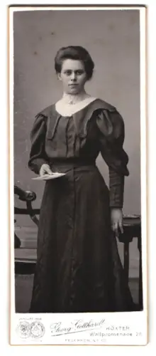 Fotografie Georg Rothhardt, Höxter, Wallpromenade 26, Portrait einer Dame im Kleid