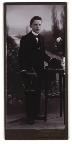 Fotografie Atelier Spiegel, Braunschweig, Damm 9, Junger Mann mit Hut und Blumen